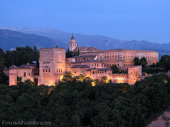 La Alhambra al atardecer desde el Mirador de San Nicolás