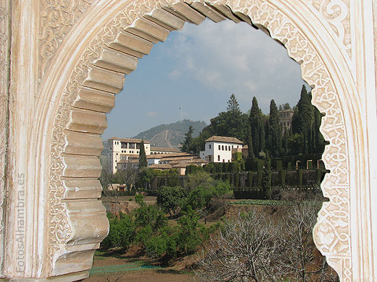 Vista del Generalife desde la Torre de las Damas en la Alhambra