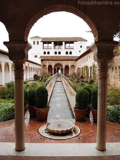 Acceso al Patio de la Acequia de la Alhambra