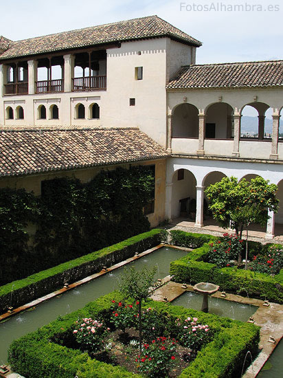 Patio de los Cipreses del Generalife en la Alhambra de Granada