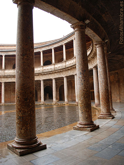 Columnas del Palacio de Carlos V en la Alhambra