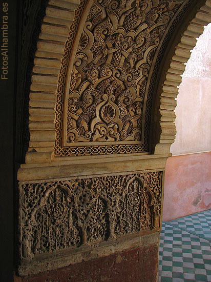 Arco decorado en el Harén de la Alhambra