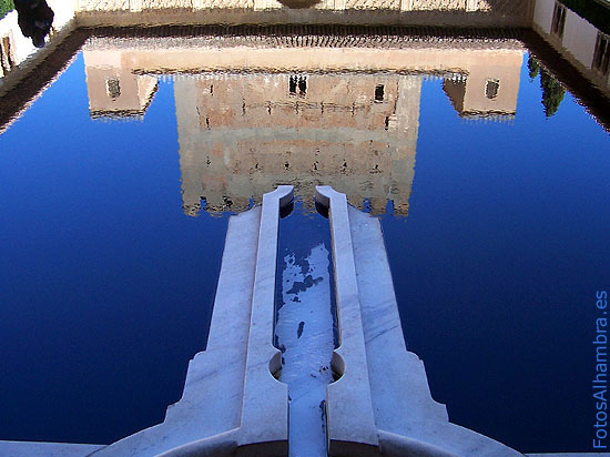Reflejos en el Patio de los Arrayanes de la Alhambra