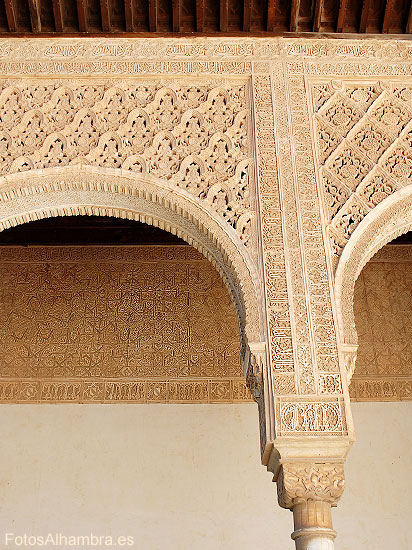 Arco en el Patio de los Arrayanes de la Alhambra