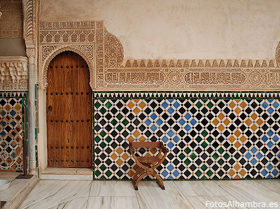 Azulejos y yeserías en una de las paredes del Patio de los Arrayanes de la Alhambra