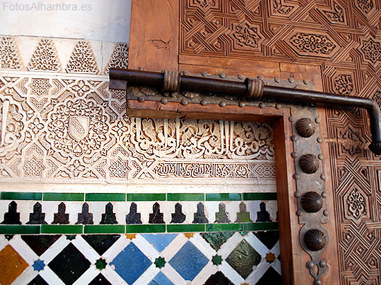 Puerta, azulejos y yeserías en el Patio de los Arrayanes de la Alhambra