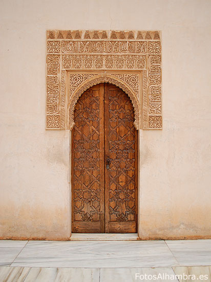 Puerta en el Patio de los Arrayanes de la Alhambra