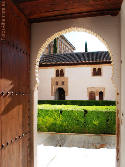 Puerta al Patio de los Arrayanes en la Alhambra
