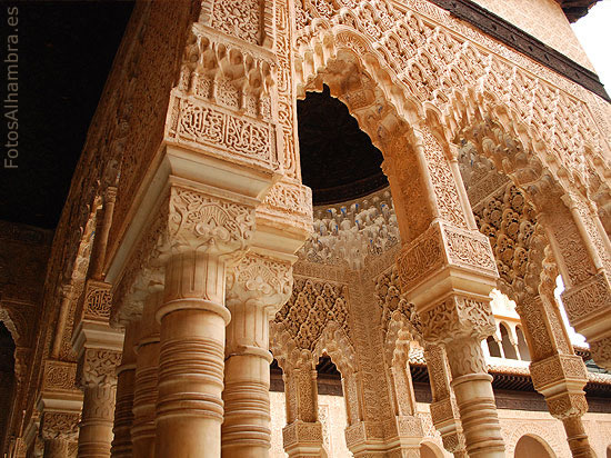 Columnas en el Patio de los Leones de la Alhambra
