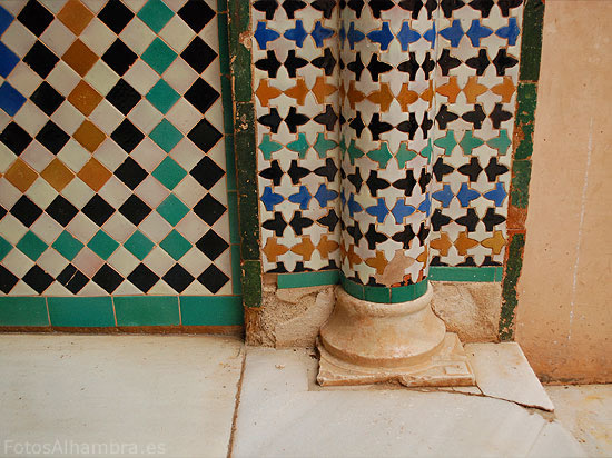 Azulejos y pie de columna en el Patio del Cuarto Dorado de la Alhambra