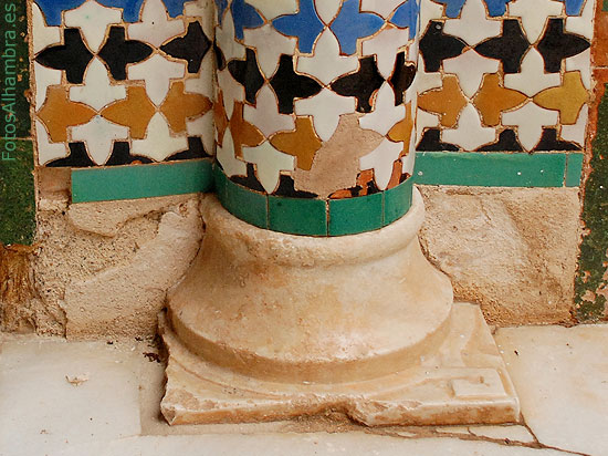 Pie de columna en el Patio del Cuarto Dorado de la Alhambra