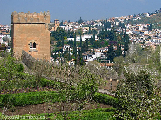 Torre de los Picos de la Alhambra y Albaicín al fondo